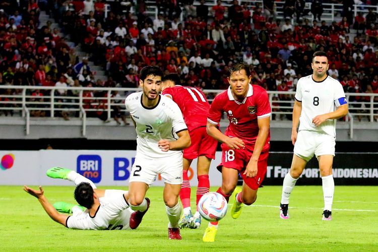 Pemain Timnas Indonesia Adam Alis saat pertandingan FIFA Matchday melawan Turkmenistan yang berakhir dengen skor 2-0 di Stadion Gelora Bung Tomo Surabaya, Jumat (8/9/2023) malam.