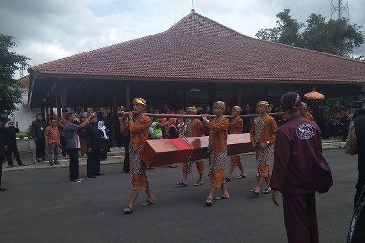 Prosesi boyongan Saka Guru Si Panji yang telah menjadi acara budaya Kirab Boyongan Replika Saka Guru Si Panji. 
