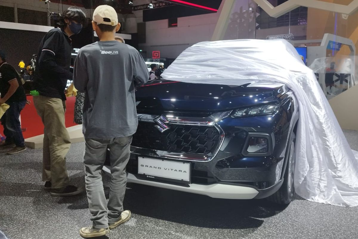 Suasana persiapan pameran IIMS 2023, ada generasi terbaru Suzuki Grand Vitara.