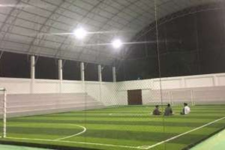 Menpora Imam Nahrawi saat meresmikan sekaligus meninjau GOR Futsal Ponpes Queen Al Falah, Ploso, Kediri, Jawa Timur, Minggu (29/5