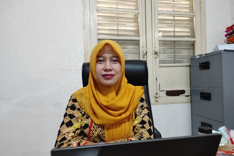 Ketua KPU Kabupaten Demak, Siti Ulfaati ditemui di ruang kerjanya, Selasa (13/2/2024). (KOMPAS.COM/NUR ZAIDI)