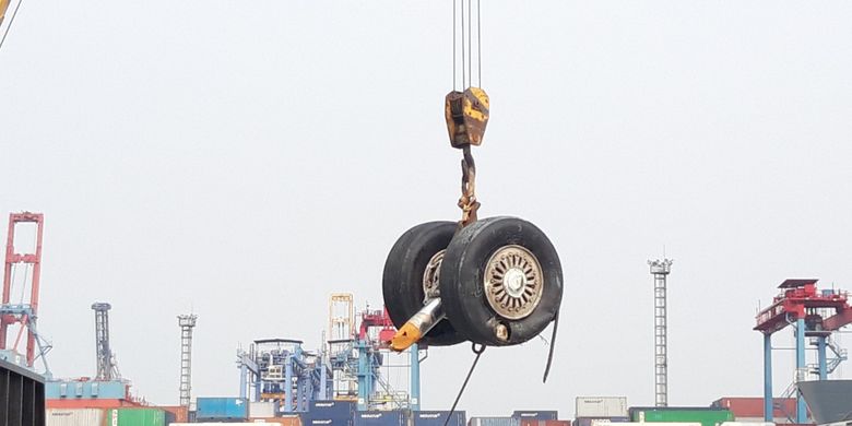 Roda pesawat Lion Air JT 610 Tiba di JICT, Tanjung Priok, Jakarta Utara, pada Sabtu (3/11/2018) dengan menggunakan KRI Banda Aceh