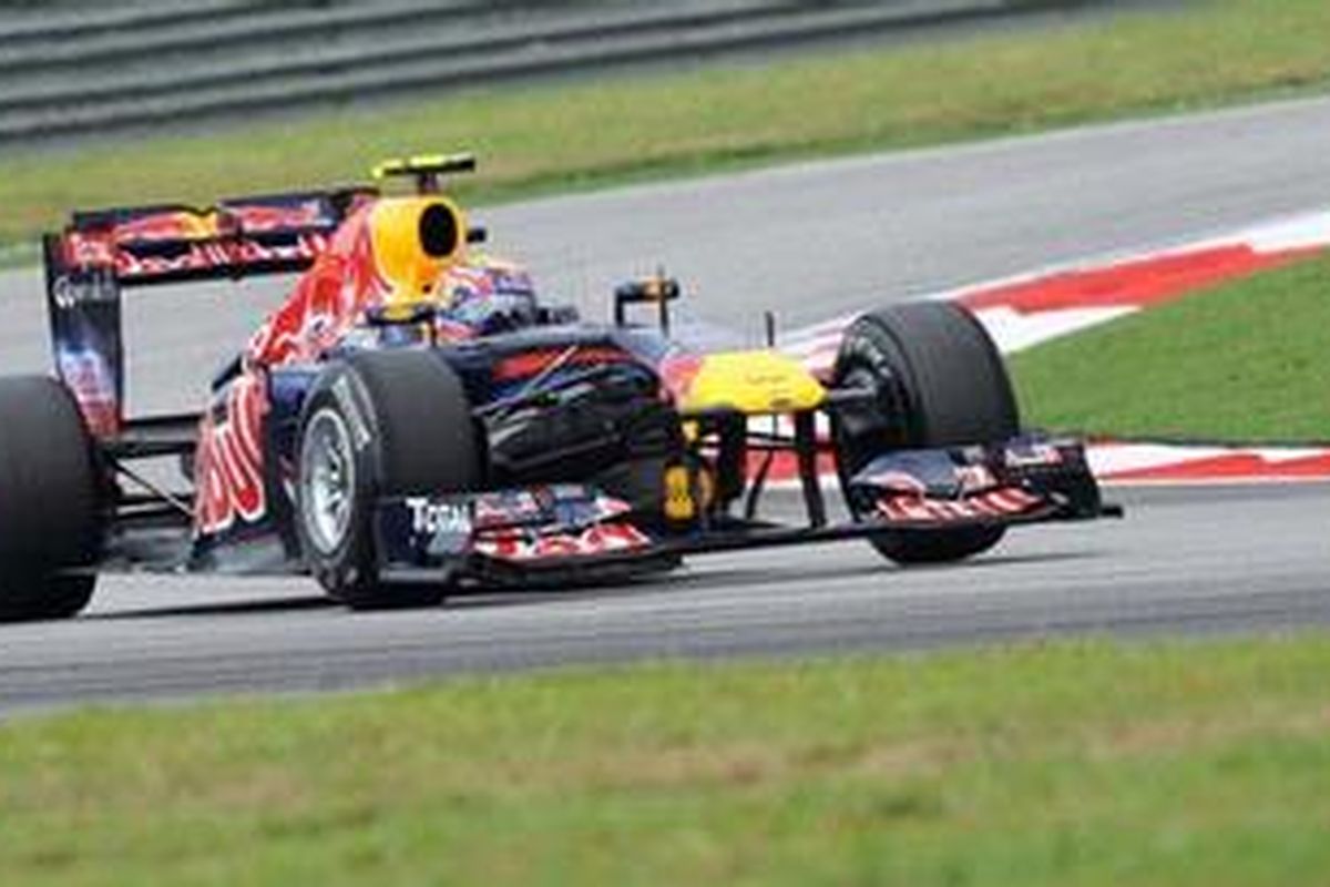 Pebalap Red Bull Racing, Mark Webber, menjadi yang tercepat pada dua sesi latihan di Sepang, Jumat (8/4/11).