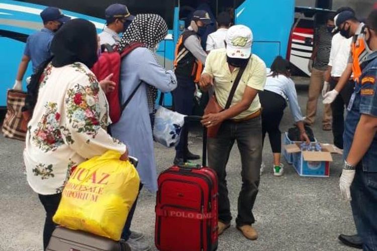 Pemulangan 156 WNI dari Malaysia lewat Pelabuhan Pelindo I Kota Dumai, Riau, Rabu (22/4/2020).