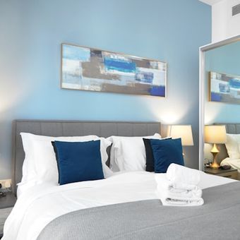 ilustrasi kamar tidur berwarna biru muda