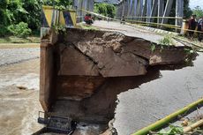 Jembatan Mawoy di Teluk Wondama Rusak Parah Diterjang Banjir, Lalu Lintas Lumpuh