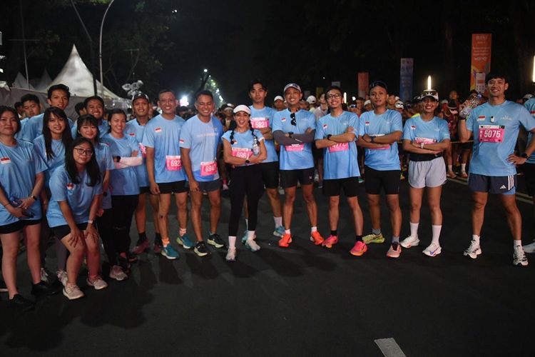 Pelari komunitas Indorunners tuntaskan Le Minerale Full Marathon 42 km perdana dalam ajang Jakarta Running Festival (JRF) 2024, Kamis (15/10/2024).