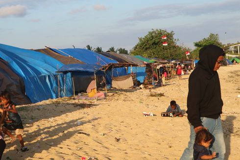 Tradisi Madak, Ratusan Tenda Terpal Berjejer di Sepanjang Pantai Kuta Mandalika