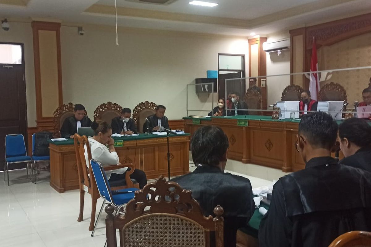 Mantan Bupati Tabanan, Ni Putu Eka Wiryastuti (46), saat menjalani sidang di Pengadilan Tipikor Denpasar pada Kamis (23/6/2022). Kompas.com/ Yohanes Valdi Seriang Ginta