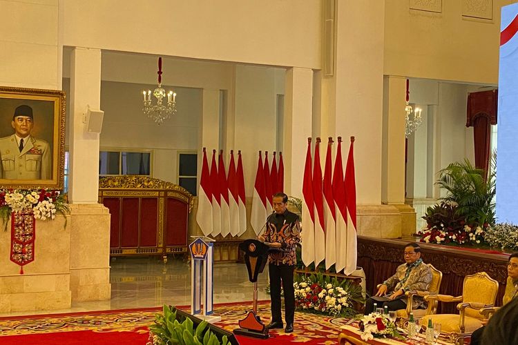 Presiden Joko Widodo menyampaikan arahan dalam acara penyerahan Daftar Isian Pelaksanaan Anggaran (DIPA) dan Buku Daftar Alokasi Transfer ke Daerah (TKD) Tahun Anggaran 2024 di Istana Negara, Jakarta Pusat, Rabu (29/11/2023).