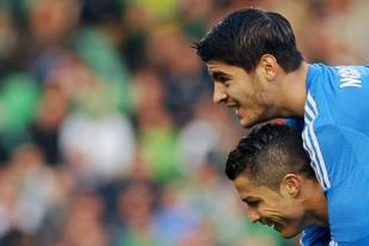 Penyerang Real Madrid, Alvaro Morata, merayakan golnya dengan Cristiano Ronaldo dalam pertandingan lanjutan Liga BBVA melawan Real Betis, Sabtu (18/1/2014). 