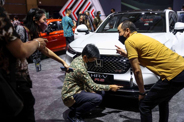 Suasana pameran di stand Honda pada pembukaan IIMS Hybrid 2022 di JiExpo Kemayoran, Jakarta Utara, Kamis (31/3/2022). Pameran otomotif Indonesia International Motor Show (IIMS) Hybrid 2022 yang berlangsung pada 31 Maret-10 April itu digelar secara daring (online) dan kunjungan langsung dengan pembatasan kapasitas dan penerapan protokol kesehatan COVID-19.