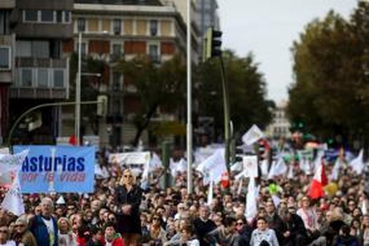 Ribuan warga Spanyol padati jalan-jalan di ibu kota Madrid untuk menuntut pemerintah agar menghidupkan kembali rencana untuk melarang perempuan melakukan aborsi.
