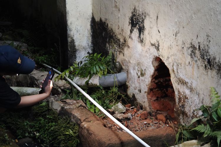 Lubang yang digunakan oleh 15 tahanan dalam upaya melakukan pelarian dari tempat tahanan Polsek Kota Samarinda pada Minggu (19/10/2025).