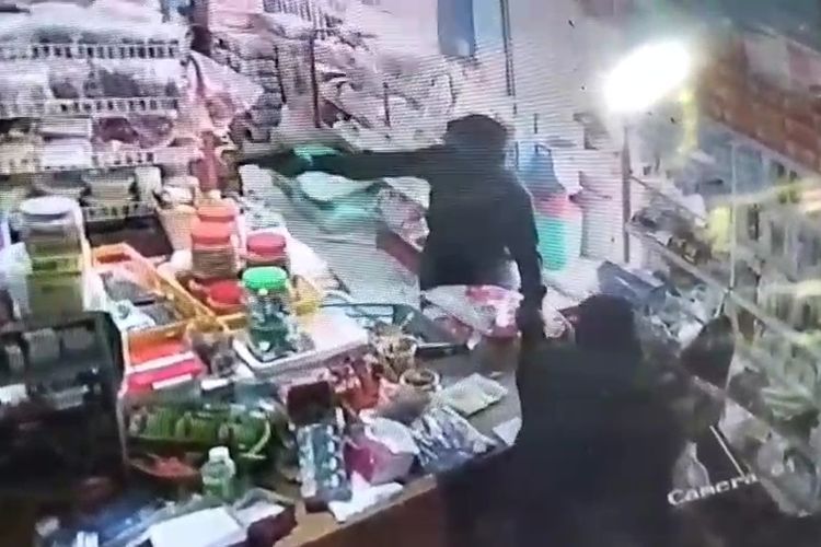 Dengan Hoodie Hitam, Perampok Todongkan Pistol ke Pedagang Sembako di Sebatik 