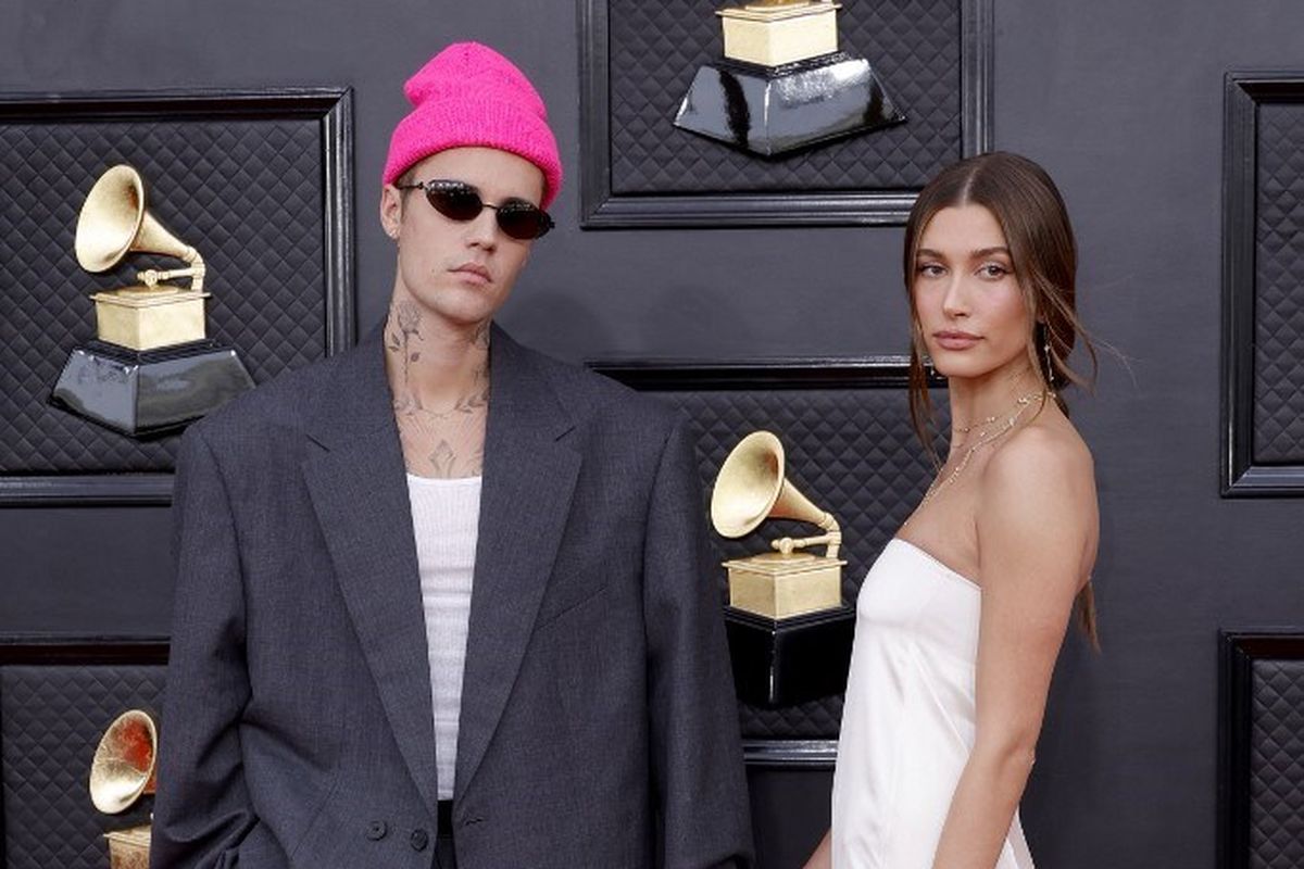 Pasangan Justin Bieber dan Hailey Bieber menghadiri Grammy Awards ke-64 yang digelar di MGM Grand Garden Arena, Las Vegas, pada 3 April 2022.