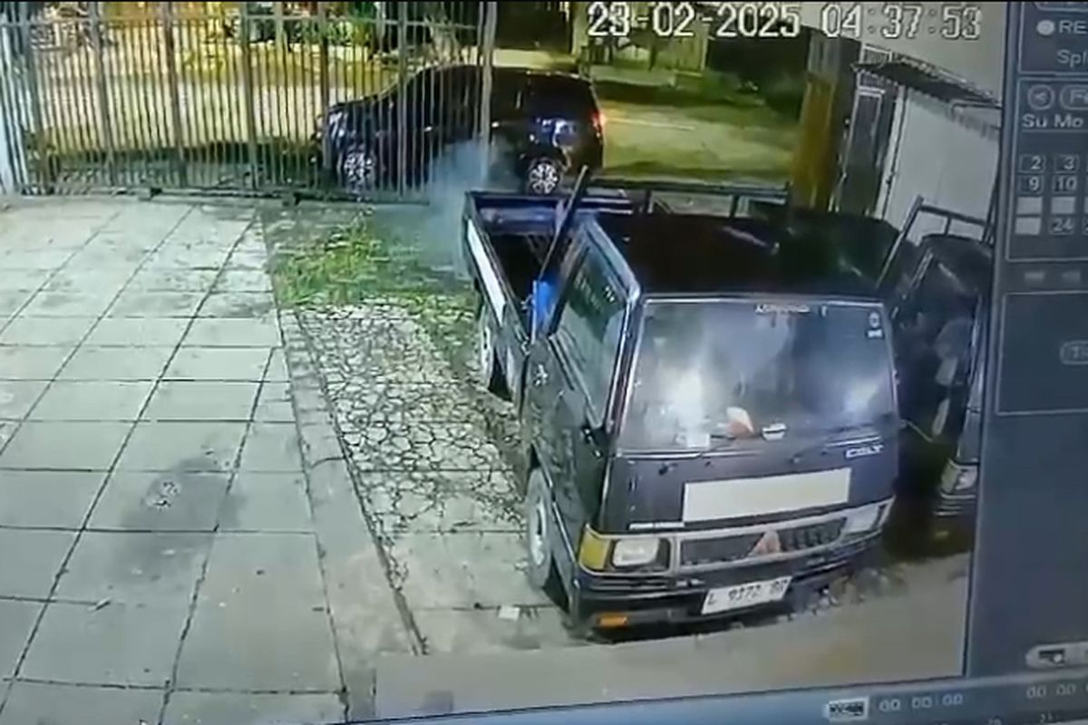 Potongan rekaman CCTV proses pencurian 2 pikap di Surabaya, Senin (24/2/2025).