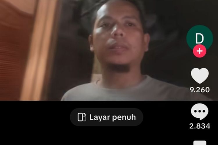 Dede Gantana warga Kecamatan Dayeuhkolot, Kabupaten Bandung, Jawa Barat datang ke kediama Gubernur Jawa Barat Dedi Mulyadi untuk mengadukan kasus pungli pembuatan KTP dan KK, Kamis (23/10/2025)