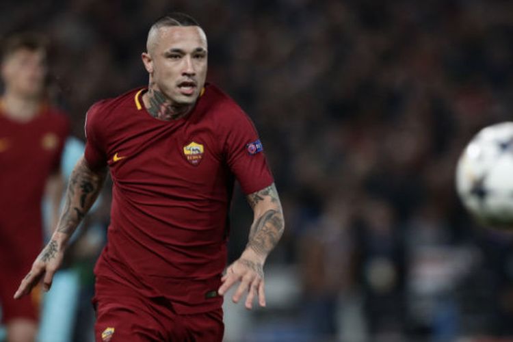 Gelandang AS Roma, Radja Nainggolan, mengejar bola pada pertandingan leg kedua babak perempat final Liga Champions melawan FC Barcelona di Stadion Olimpico, Roma, Italia, Rabu (11/4/2018) dini hari WIB.
