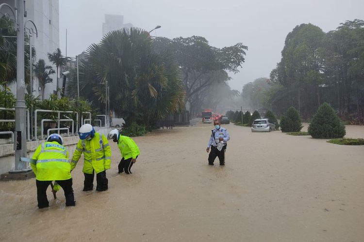 Banjir bandang yang merendam Kuala Lumpur, Malaysia, Senin (25/4/2022) sore.