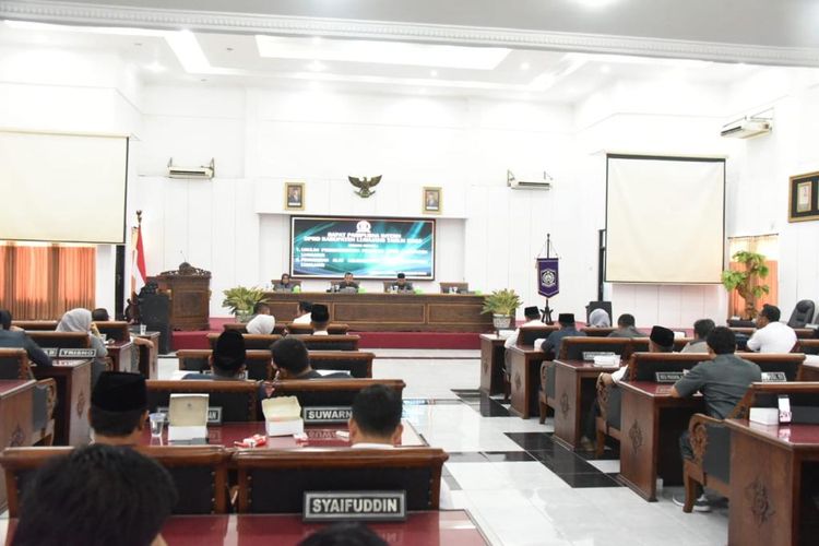 Sidang paripurna DPRD Lumajang bahas pemberhentian Anang sebagai Ketua DPRD Lumajang, Senin (27/2/2023)