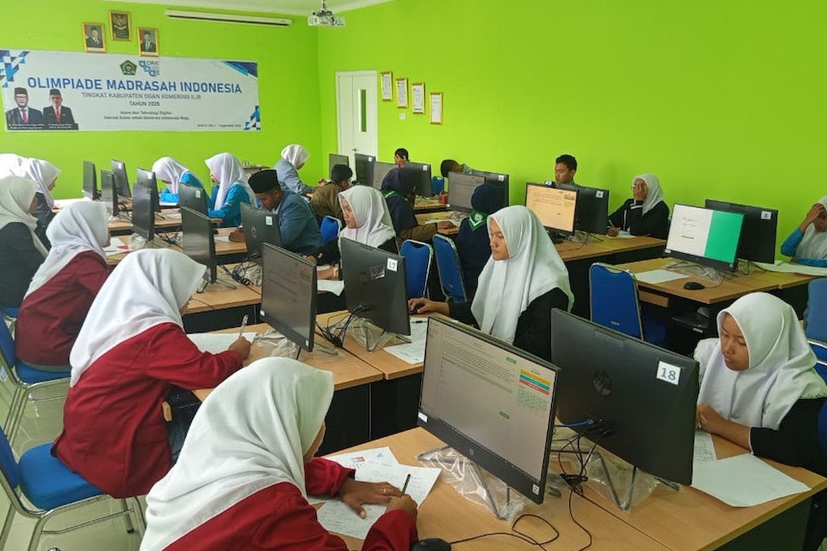 Siwa tingkat MA/SMA mengikuti CBT OMI Bidang Sains tilok di MAN IC OKI Sumatera Selatan.