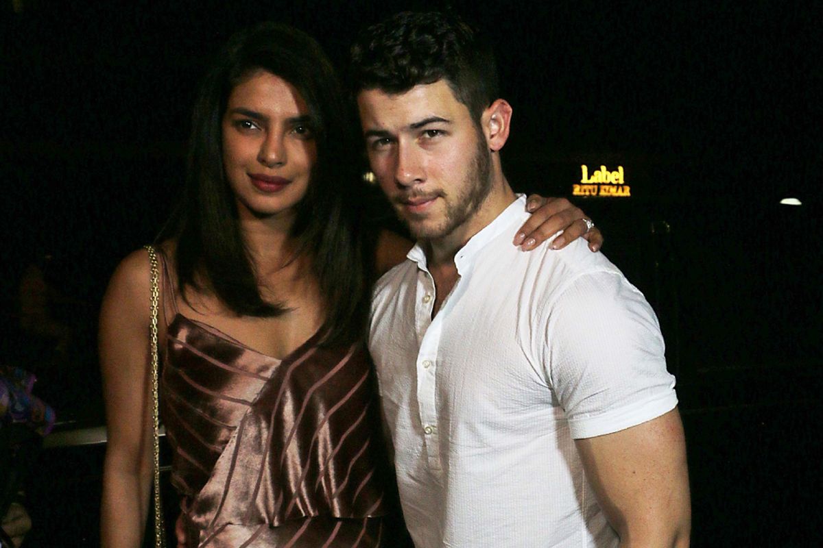 Aktris asal India Priyanka Chopra dan penyanyi asal AS Nick Jonas berpose usai menghadiri acara makan malam di Mumbai, India, pada 27 November 2018. Mereka menikah di kampung halaman Chopra di Jodhpur, Rajasthan, Sabtu (1/12/2018).