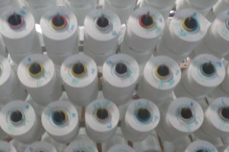Ilustrasi: Bahan baku benang sintetis yang akan diolah menjadi tekstil polyester.