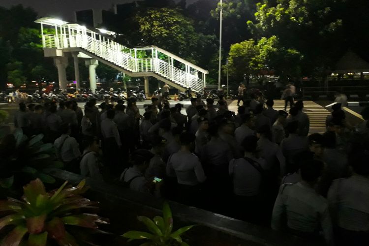 Ratusan anggota brimob dan sabhara di depan KPK, Kuningan, Jakarta. Rabu (15/11/2017)