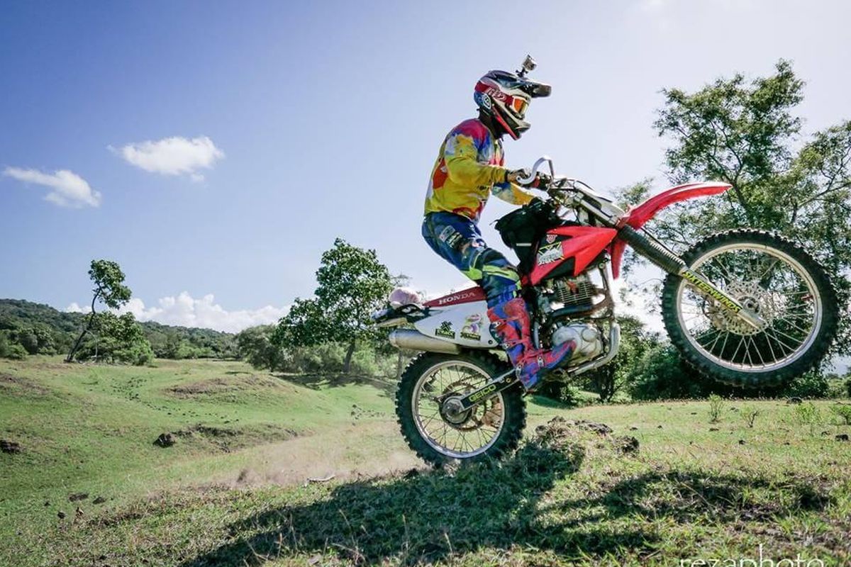 Salah satu atraksi motor cross dalam acara Hardefest Pesona Jatigede.