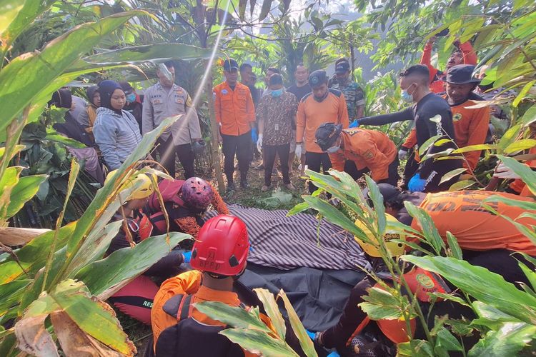 Tim gabungan sedang melakukan evakuasi terhadap korban menunggal di Wonosobo Jawa Tengah.