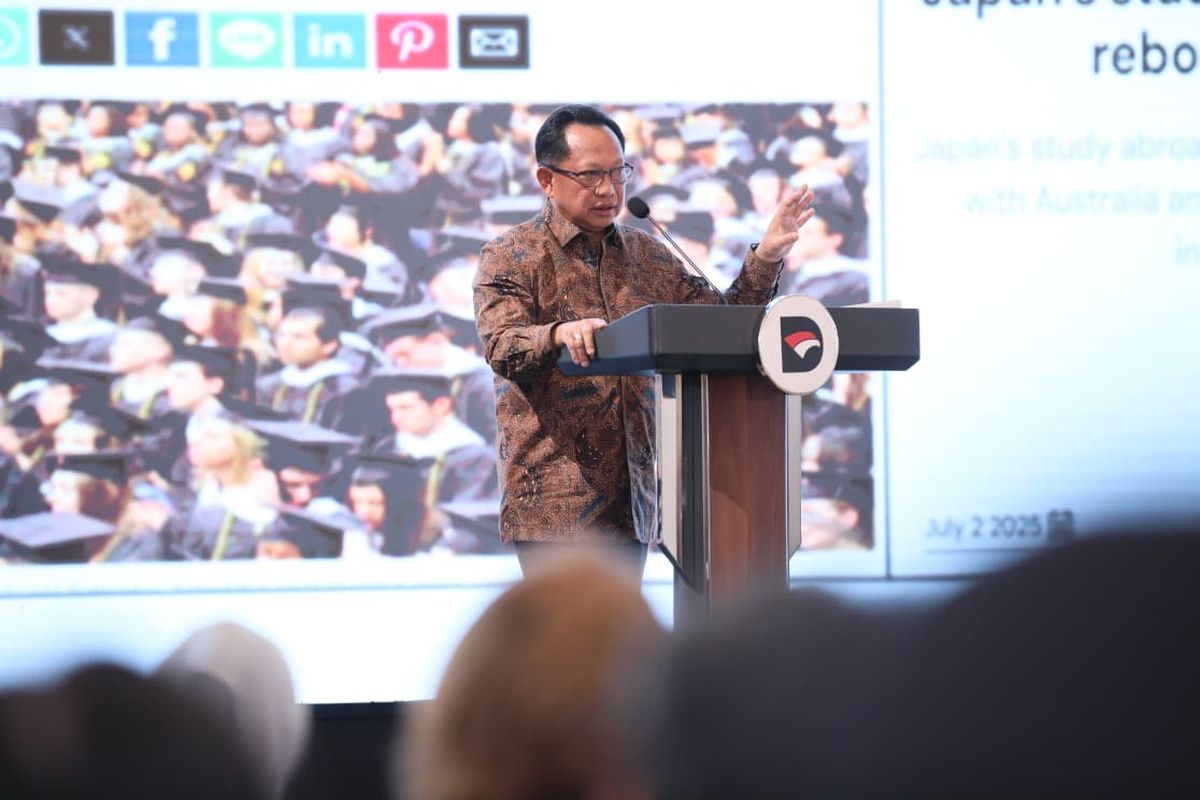 Menteri Dalam Negeri (Mendagri) Muhammad Tito Karnavian dalam Alliance of Alumni Associations (AAA) Conference 1.0: Connecting Global Expertise with Indonesian Opportunities di Hall Wisma Danantara Indonesia, Jumat (5/12/2025).