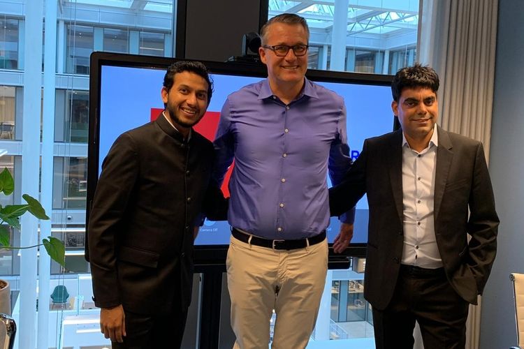 Ritesh Agarwal Pendiri & Group CEO OYO Hotels & Homes, Tobias Wann CEO @Leisure, dan Maninder Gulati Global Chief Strategy Office OYO Hotels & Homes usai penandatanganan akuisisi Leisure Group.