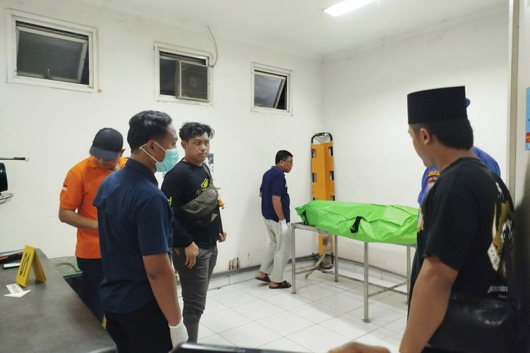 dr Edy Suharto (celana putih) saat mengecek mayat yang ditemukan di perairan Kecamatan Modung, Kabupaten Bangkalan, Kamis (17/7/2025). 