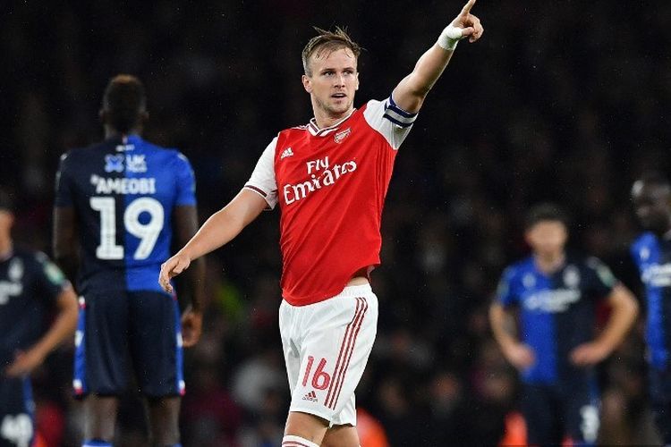 Rob Holding merayakan gol rekannya pada pertandingan Arsenal vs Nottingham Forest dalam laga Piala Liga Inggris alias Carabao Cup di Stadion Emirates, 23 September 2019. 