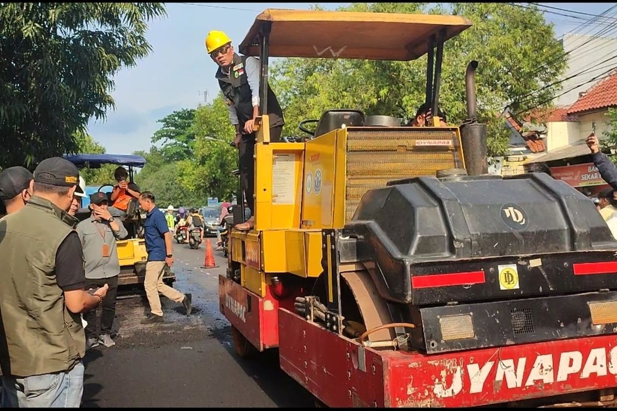 Ridwan Kamil meninjau proses perbaikan jalan di Jalan Dewi Sartika Kecamatan Sumber Kabupaten Cirebon, Minggu (2/4/2023)