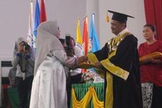 Momen Haru Wisuda Unimed, Saat Ibu Ambil Ijazah Mendiang Anaknya