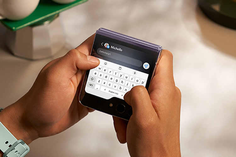 Layar sekunder Galaxy Z Flip 5 yang dapat dipakai untuk membalas pesan teks ataupun WhatsApp