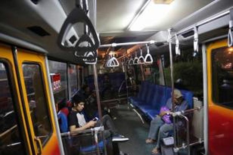 Suasana di dalam bus transjakarta yang melayani angkutan malam hari (amari) saat melintas di kawasan Blok M, Jakarta Selatan, Selasa (3/6/2014). Terkait rencana pengoperasian bus selama 24 jam, Unit Pengelola (UP) Transjakarta telah resmi mengoperasikan 18 armada transjakarta amari sejak 1 Juni.