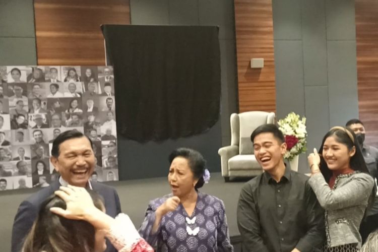 Menteri Koordinator bidang Maritim dan Investasi (Menko Marves) Luhut Binsar Pandjaitan memuji putera bungsu Presiden Joko Widodo, Kaesang Pangarep yang didapuk menjadi Ketua Umum Partai Solidaritas Indonesia (PSI) di depan Presiden Keenam RI Susilo Bambang Yudhoyono (SBY) sampai Ketua Umum Partai Gerindra Prabowo Subianto, Kamis (28/9/2023).