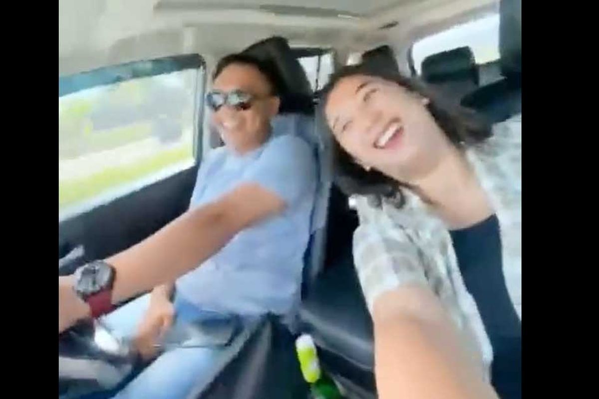 Tangkapan layar video viral Wahyudin Moridu (kiri) saat mengendarai mobil bersama seorang wanita di kawasan Bandara Djalaluddin Gorontalo. Diperkirakan mereka akan berangkat ke Makassar.