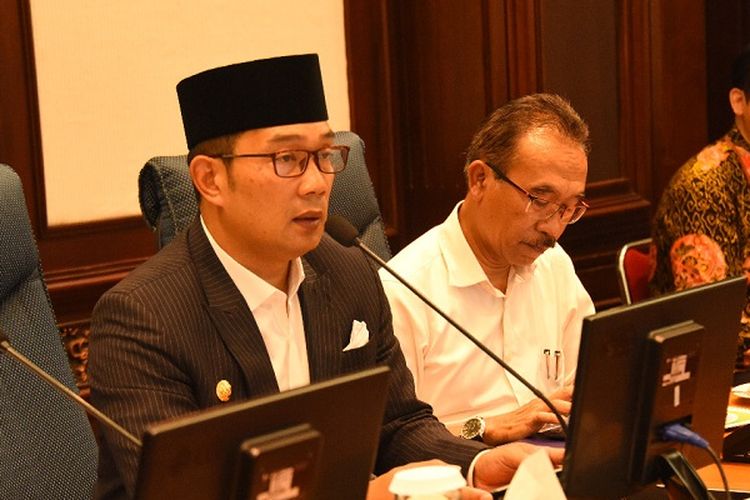 Gubernur Jawa Barat Ridwan Kamil saat memberikan arahannya kepada para Kepala OPD dan pejabat  Pemdaprov Jabar di Gedung Sate, Bandung, Senin (2/9/2019).