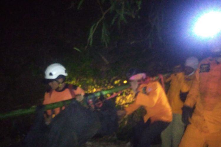 Proses evakuasi jenazah Multazam yang jatuh dari Gunung Piramid Bondowoso(Dokumentasi Pos SAR Basarnas Jember)