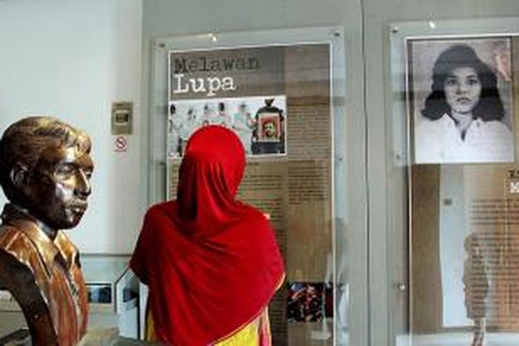 Seorang pengunjung tengah mengamati koleksi yang ada di dalam Museum Omah Munir yang berdiri sejak 8 Desember 2013 lalu di Jalan Bukit Berbunga 2, Kota Batu, Jawa Timur, Minggu (30/11/2014). Nama aktivis HAM Munir kini mencuat kembali setelah Pollycarpus Budihari Priyanto, terpidana pembunuhan Munir, mendapat pembebasan bersyarat Sabtu kemarin.