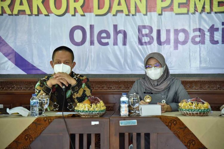 Bupati Kebumen Arif Sugiyanto saat rapat koordinasi dengan pendamping Program Keluarga Harapan (PKH) di Pendapa Kabumian, Kebumen, Jawa Tengah, Kamis (17/2/2022).