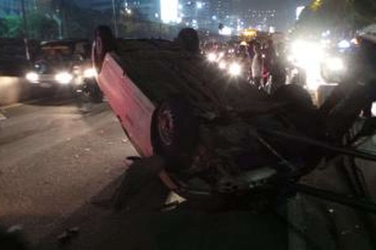 Kecelakaan taksi di flyover Kuningan