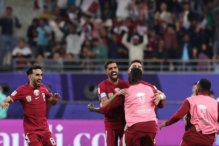 Selebrasi Hassan Al Haydos usai mencetak gol spektakuler dalam laga Grup A Piala Asia 2023 antara Qatar vs China di Khalifa International Stadium, 22 Januari 2024. (Photo by Giuseppe CACACE / AFP)