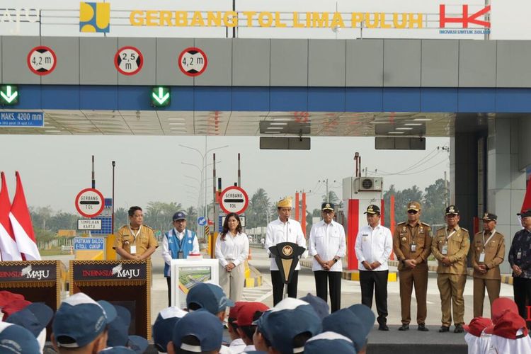 Presiden Joko Widodo (Jokowi) meresmikan operasionalnruas jalan tol Tebingtinggi - Indrapura dan seksi Indrapura - Limapuluh, Kabupaten Batubara, pada Rabu (7/2/2024) pagi. Jokowi berharap operasional jalan tol dapat meningkatkan konektifitas dan kecepatan logistik ke Pelabuhan Kuala Tanjung serta Kawasan Ekonomi Khusus (KEK) Sei Mangkei