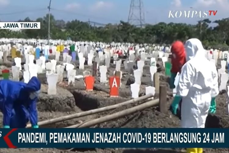 Suasana Munaji saat bekerja di TPU Keputih, Surabaya. 