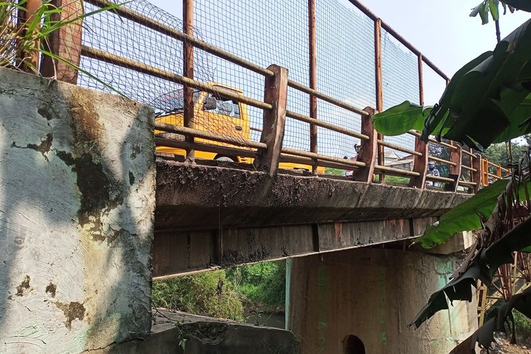 Kondisi Jembatan Nanjung di Desa Nanjung Kecamatan Margaasih, Kabupaten Bandung sangat mengkhawatirkan. Ketika kendaraan melintas, jembatan tesebut bergetar, hal ini dikeluhkan warga sekitar, selain itu video terkait jembatan tersebut juga sempat beredar di sosial media terutama Instagram.